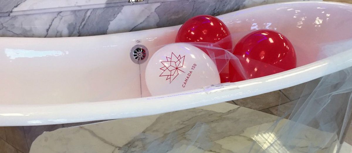 Photo of bathtub full of balloons as a decoration for event